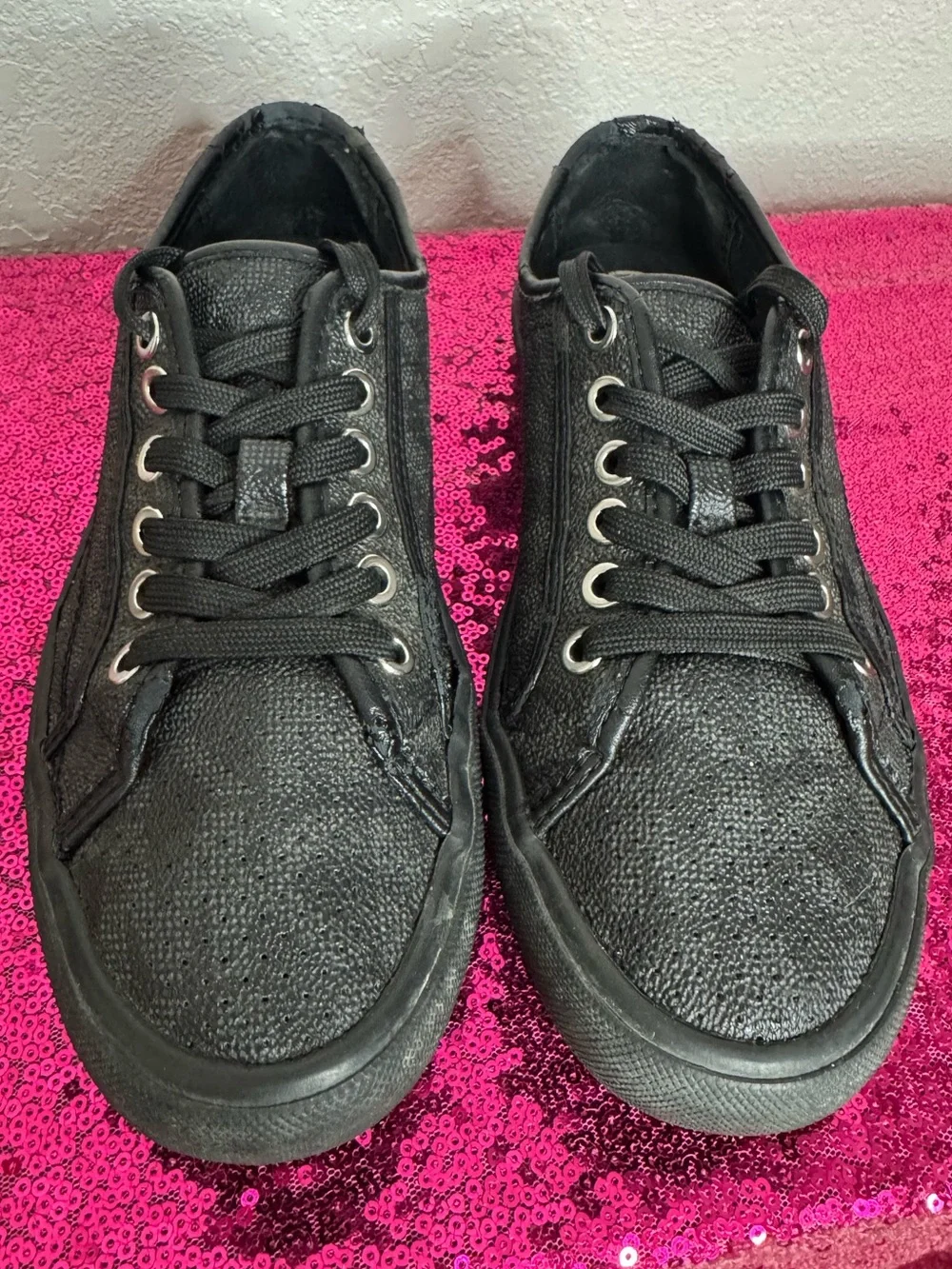 MICHAEL KORS 🖤 Black Low-Top Lace-Up Rubber Sole Sneakers (Women’s 6.5)